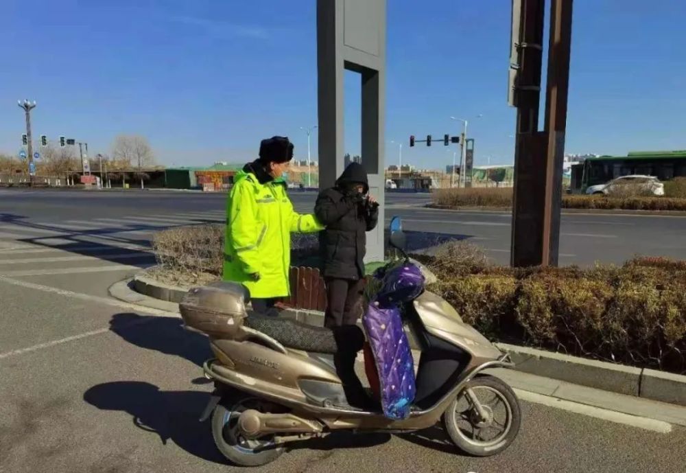 大爺拿走女子電動車擋風(fēng)被當新衣