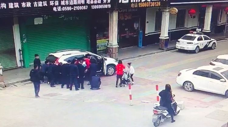 小米SU7側(cè)翻起火，路人合力抬車救人