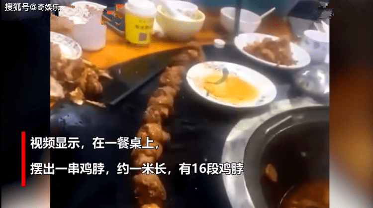 男子催促蛋炒飯攤點(diǎn)老板出攤遭遇白眼回應(yīng)