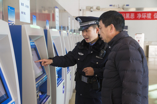 冒用他人身份證購(gòu)票乘車行為遭嚴(yán)厲打擊，多人被拘留