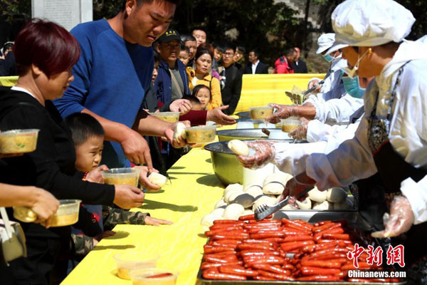 上海羊肉串吸引韓國(guó)游客排隊(duì)三小時(shí)品嘗