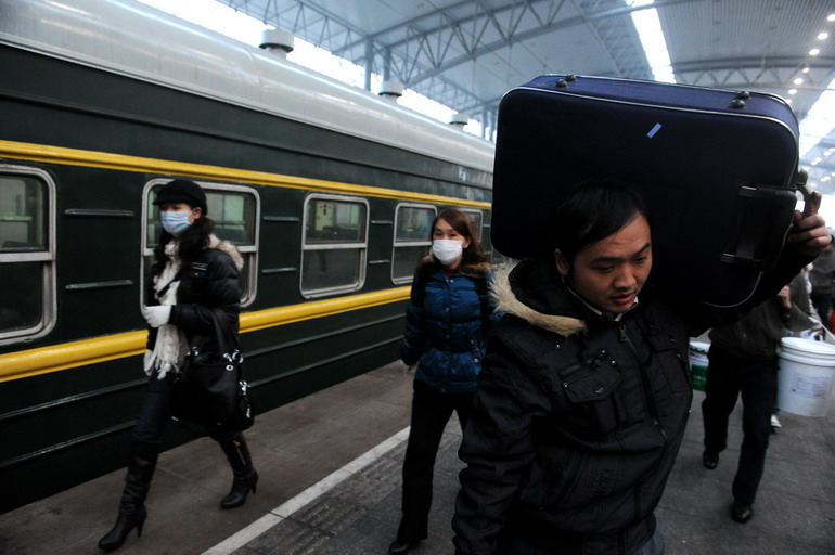 男生乘火車發(fā)現(xiàn)女生要坐40小時硬座經(jīng)歷，長途旅途中的意外相遇