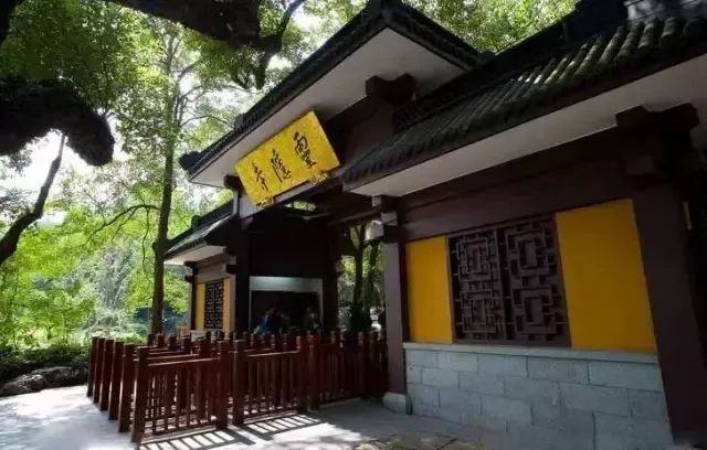 香港二四六開獎(jiǎng)資料大全最新,杭州靈隱寺“燒頭香”的人好多