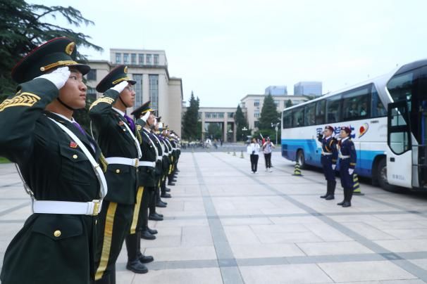 2025年新澳門今600圖庫,西藏孩子列隊(duì)送別醫(yī)療隊(duì)