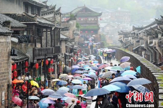 新奧集團(tuán)干啥的,鳳凰古城一建筑起火 游客穿睡衣逃生